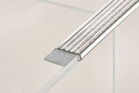 Schluter TREP-EK Profilé pour nez de marche sans ancrage - acier inoxydable (V2) 1/8" (3 mm) x 8' 2-1/2"