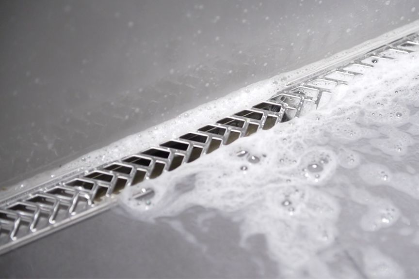 Schluter KERDI-LINE-VARIO Drain linéaire encastré avec design de grille Herringbone - acier inoxydable (V4) brossé 1-1/16" x 48"