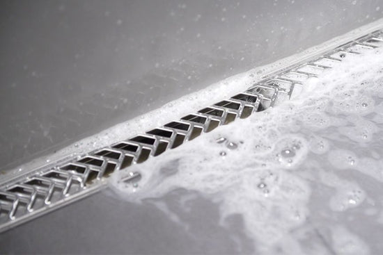 Schluter KERDI-LINE-VARIO Drain linéaire encastré avec design de grille Herringbone - acier inoxydable (V4) brossé 1-1/16" x 48"
