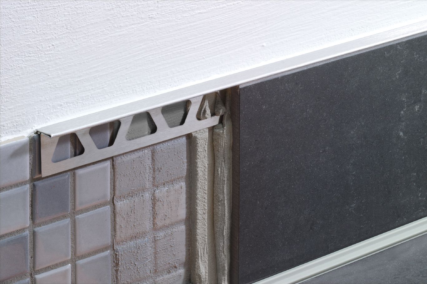 Schluter SCHIENE-STEP Coin extérieur 90° avec ailette verticale 1-1/2" - acier inoxydable (V2) brossé 1/4" (6 mm) x 8' 2-1/2"