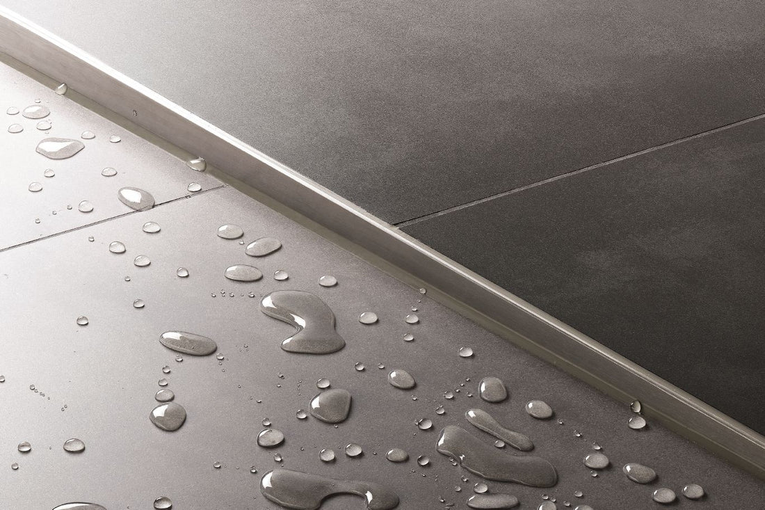 Schluter SHOWERPROFILE-SB Profilé incliné en 2 parties - acier inoxydable (V2) brossé 1/2" (12.5 mm) x 78-3/4"