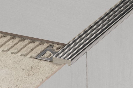 Schluter TREP-E Profilé pour nez de marche - acier inoxydable (V2) 3/32" (2 mm) x 4' 11"