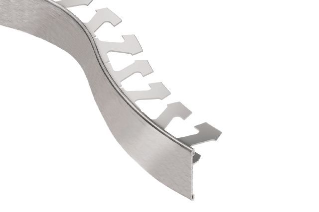 Schluter SCHIENE-STEP Profilé radius de bordure de comptoir/marche - acier inoxydable (V2) brossé 7/16" (11 mm) x 8' 2-1/2" avec ailette verticale de 1-1/2"