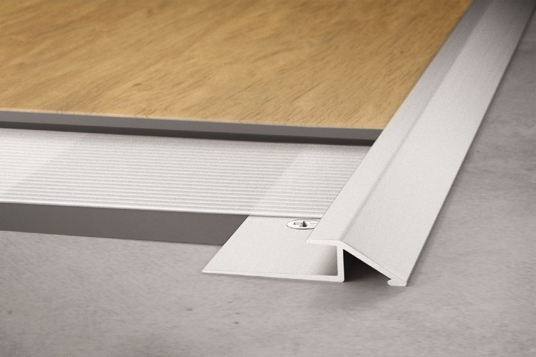 Schluter VINPRO-U Profilé réducteur pour revêtement de vinyle - aluminium anodisé chrome brossé 5/32" (4 mm) x 8' 2-1/2"
